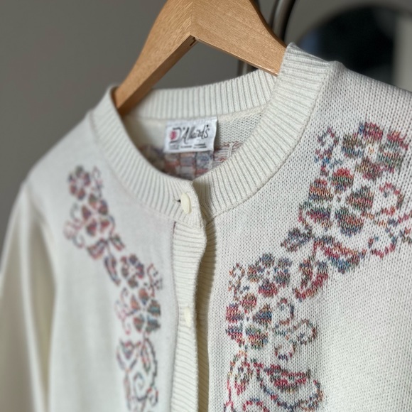 D'Allairds Vintage White Cardigan with Beautiful Embroidery - Picture 10 of 12